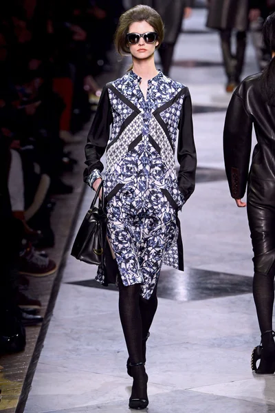 Look 10